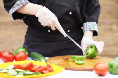 Aşçı taze çiftlik sebze keser