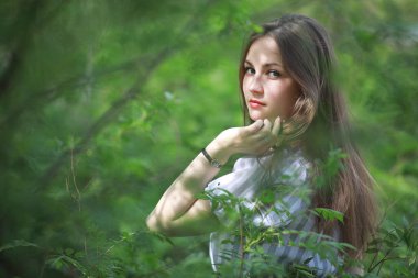 Bir kız bir bahar yeşil park