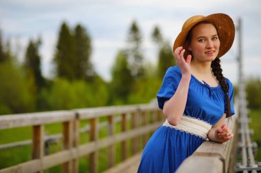 Akşam kırsalında kız