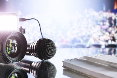 Koridorun önündeki sahnede mikrofon. Performans devam ediyor