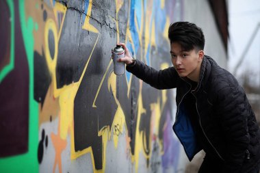 Asya genç adam kameraya poz sokakta