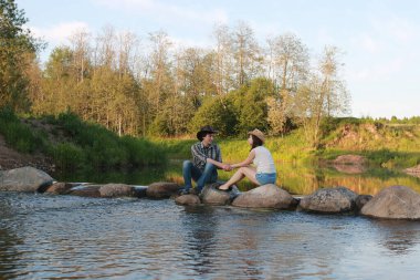 Hoş bir çift tarafından kırsal bir yolda