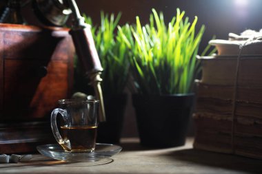 Ahşap bir tabloda çay demleme