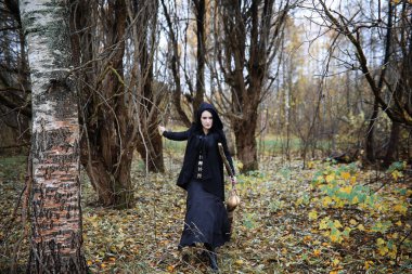 Bir ormandaki cadı elbiseli bir kadın