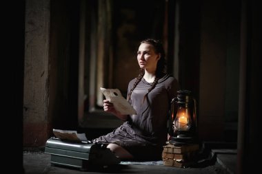 Eski Kitaplar eski evinde bir kızla