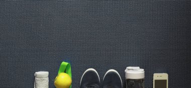 Yerde yoga pratiği yapmak için. Sağlıklı yaşam tarzı.