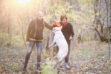 Anne ve genç kız sonbahar bahçesinde yürüyüşe çıktılar.
