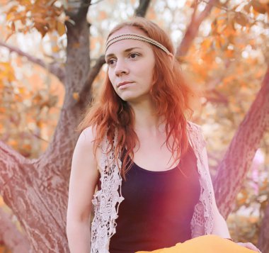 Bir parkta yürümek bir kız. Bahar Kızıl saçlı kız 