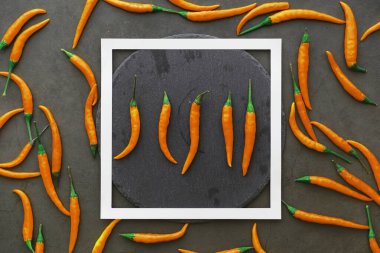 Acı portakal biberi. Siyah Şili biberi..