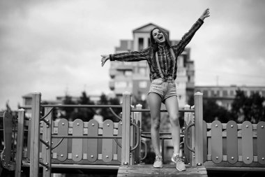 Kız bir palyaço makyaj siyah ve beyaz