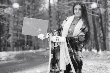 Bir kız bir kış bulutlu günde