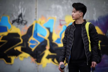 Asya genç adam kameraya poz sokakta