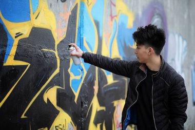 Asya genç adam kameraya poz sokakta