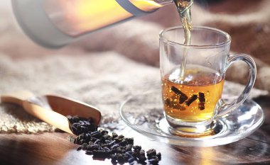 Bir hizmet tabloda çay demlendi