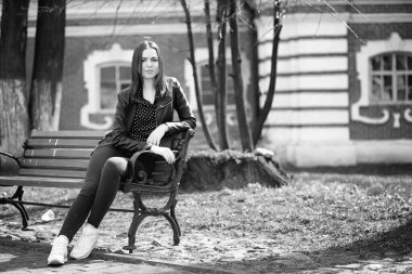 Bahar şehrin içinden bir yürüyüşte kız