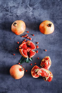 Masanın üzerinde olgun nar taneleri var. Nar suyu..