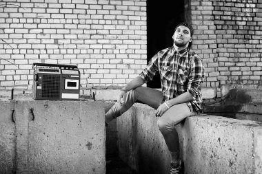 sakallı bir genç adam