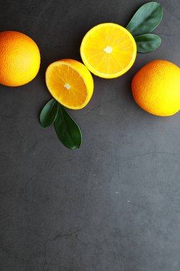 Taş bir masada portakal turunçgil meyvesi. Turuncu arkaplan.