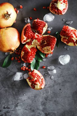 Masanın üzerinde olgun nar taneleri var. Nar suyu..