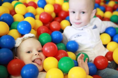 Küçük bir çocuk oyuncakla oynuyor.