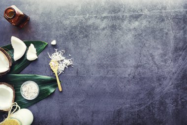 Koyu renkli bir masada hindistan cevizi. Hindistan cevizi yağı..