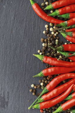 Acı kırmızı biber. Siyah üzerine Şili biberi.