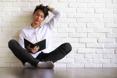 Asya genç adam öğrenci kitapları ile