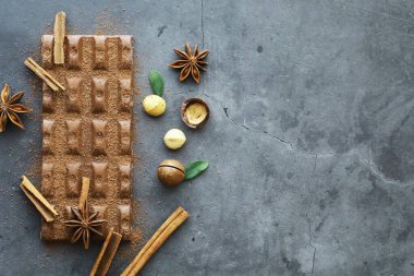 Masanın üzerinde bir kalıp süt çikolatası. Fındıklı çikolata.