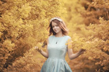 Bir yürüyüş ve sonbaharında genç kız 