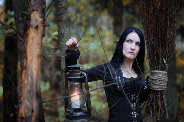 Bir ormandaki cadı elbiseli bir kadın