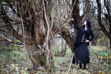 Bir ormandaki cadı elbiseli bir kadın