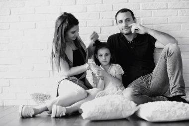 Kızları olan genç bir aile 