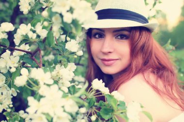 Elma ağacı çiçeğindeki kadın