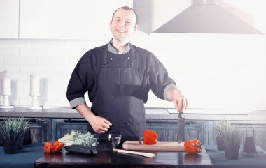 Adam yemek hazırlanıyor gıda sebze mutfak at