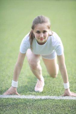 Egzersizleri yapıyor kız ve spor yaşam tarzı