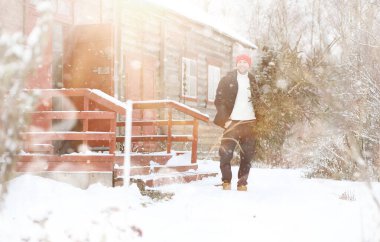 Sokakta kesilmiş bir Noel ağacı olan bir adam. N için Hazırlık