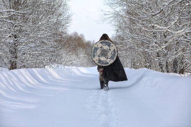 Defender'ı posta zırh genç savaşçı