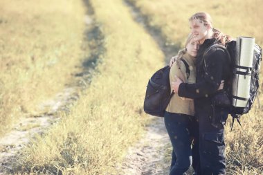 Bir sırt çantası ile yürüyerek seyahat