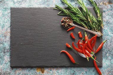 Acı kırmızı biber. Siyah üzerine Şili biberi.