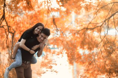 Genç sonbahar Parkta yürümek çift 