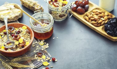 Sağlıklı kahvaltı. Süt lügatli tahıllardan Müsli.