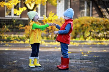 Çocuk sonbahar Park walk