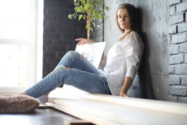 Güzel kız sanatçı iş başında