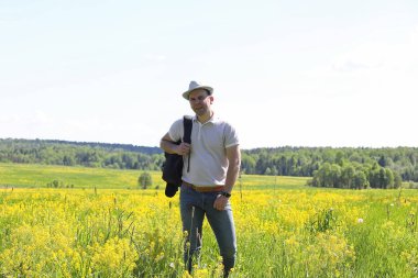 Bir sırt çantası ile seyahat genç adam