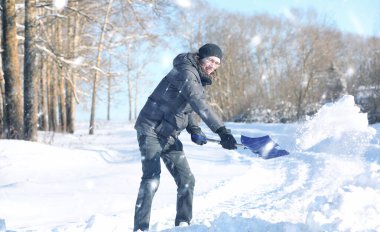 adam yoldan kürekle kar karlı kış aylarında kaldırmak 
