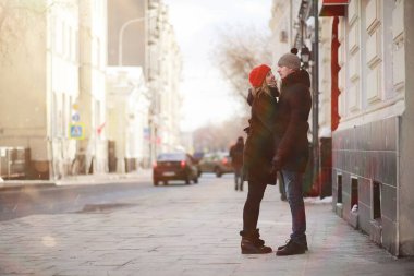 Genç çift kışın yürüyor