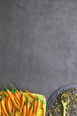 Acı portakal biberi. Siyah Şili biberi..