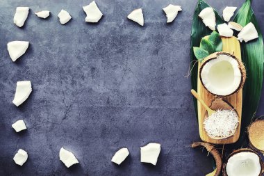 Koyu renkli bir masada hindistan cevizi. Hindistan cevizi yağı..