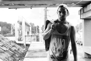 sakallı bir genç adam