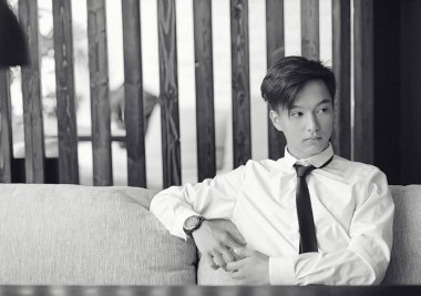 Genç Asyalı işadamı bir kafede bir ortak için bekliyor. Bu